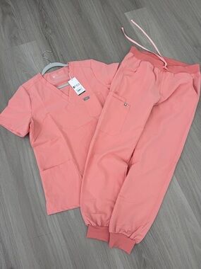 Figs Coral Pink V-Neck Scrub Top Casma 3 pocket, Jogger Pants Set size Medium